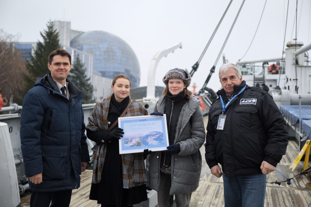 Двухмиллионному посетителю Музея Мирового океана вручили особый сертификат