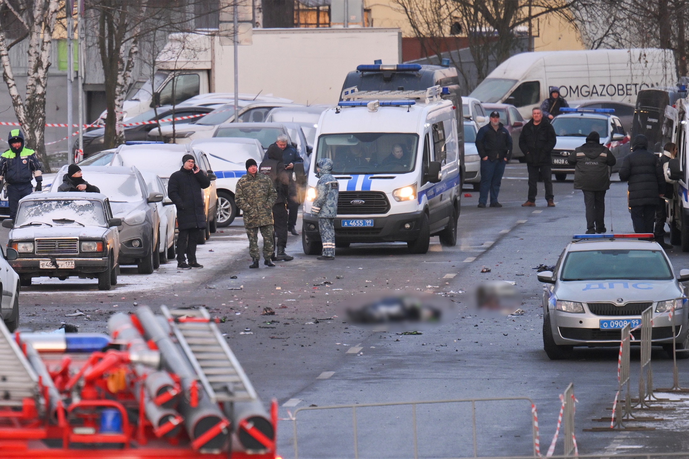 Взрыв был такой мощности, что двое полицейских и сам подрывник погибли мгновенно.
