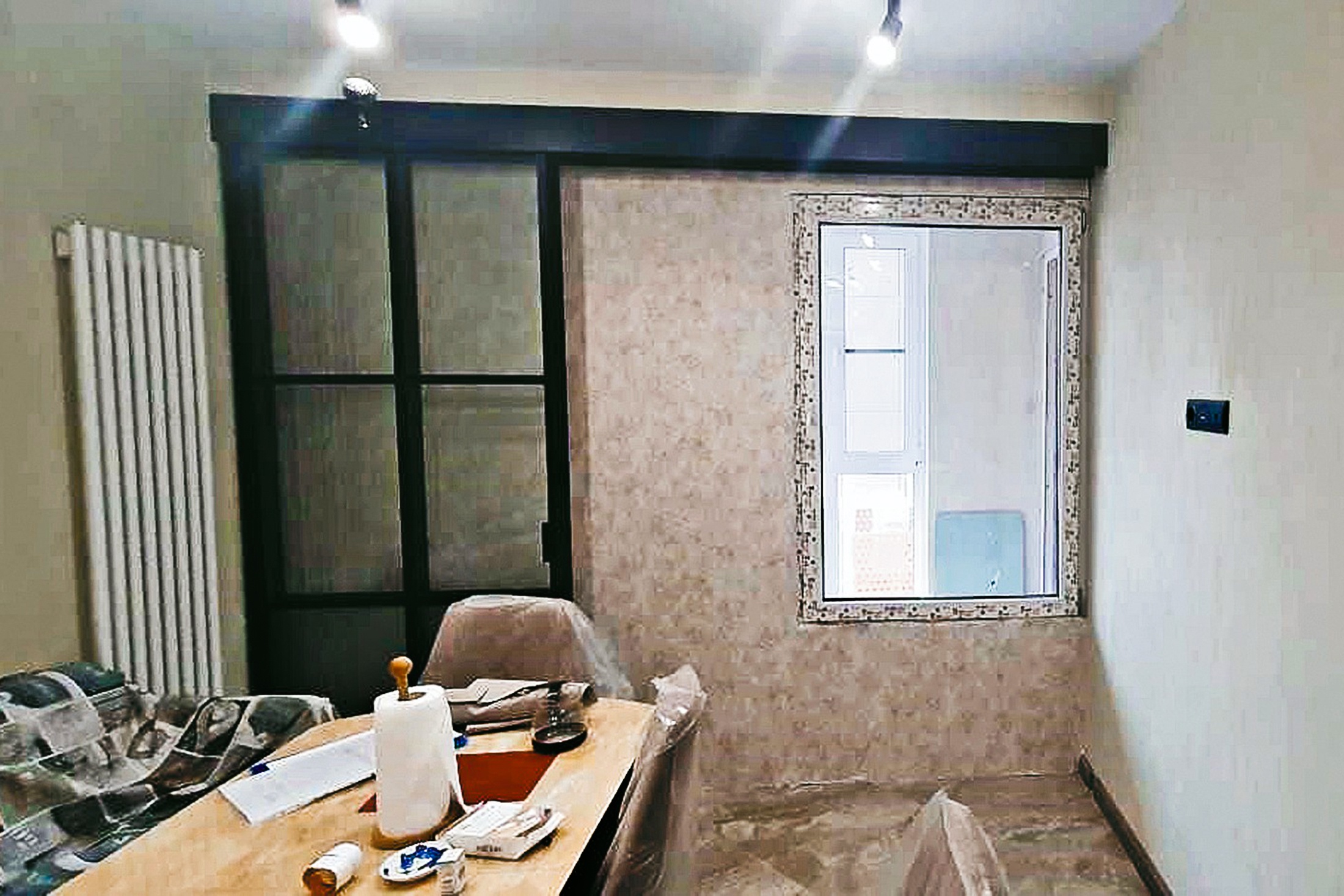 Так выглядит фальшстенка с раздвижной дверью, которой москвич отгородил лоджию. 