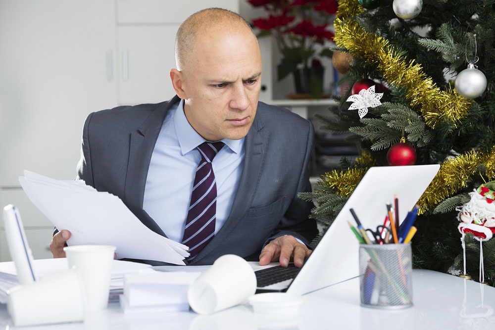 Сотрудник в офисе смотри в компьютер