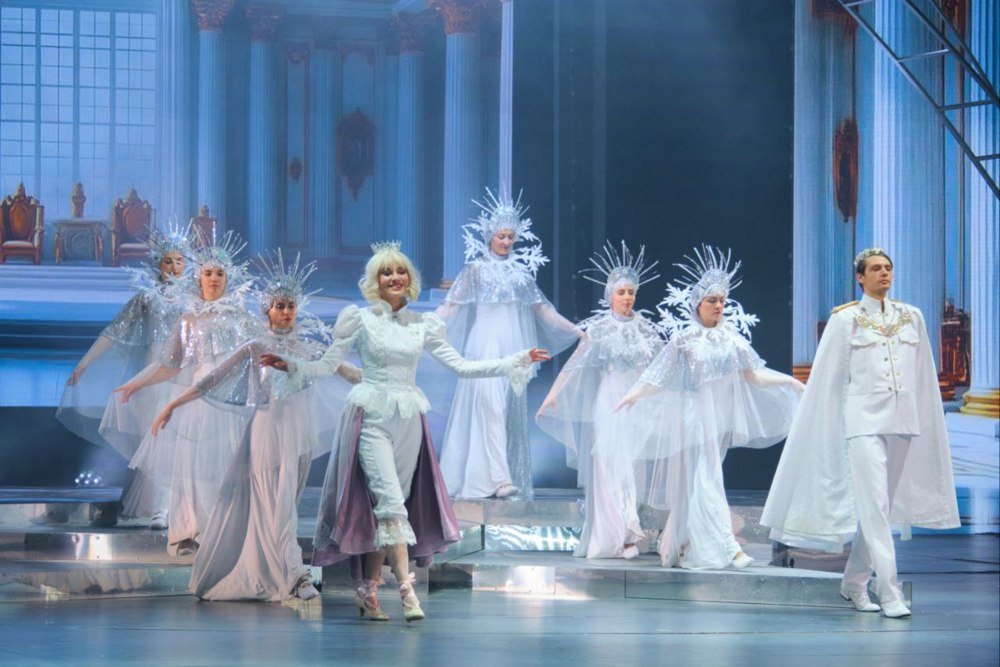 В оформлении спектакля "Снежная королева" использованы мультимедийные технологии, песни героев записаны в современной аранжировке.