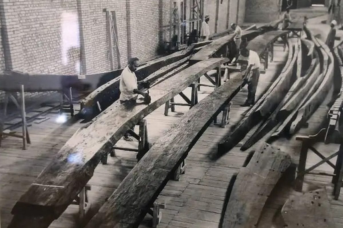 На архивном фото 1954 года элементы кораблей сразу после обнаружения.