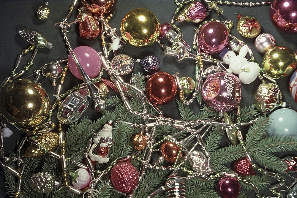 Новогодние елки российских звезд в 2026 году сочетают ностальгию по СССР и сдержанный люкс с технологичными, экологичными и личными акцентами.