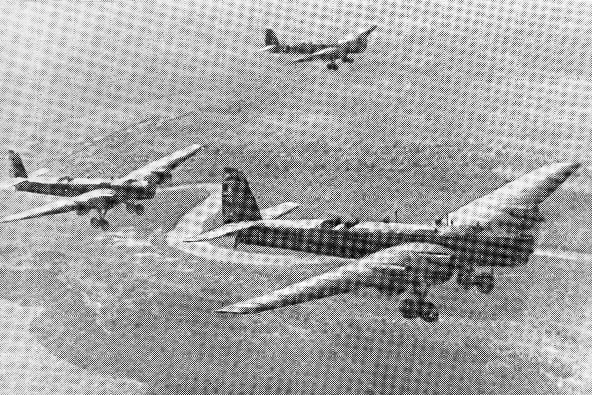 Советские летчики-добровольцы на самолетах ТБ-3 над территорией Китая. 