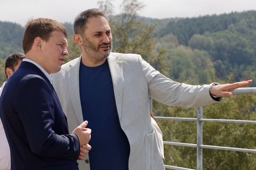 Азамат Юшаев (справа) рассказывает зампредседателю правительства Ставрополья и министру спорта края Ивану Нифонтову о перспективах развития тренировочной базы