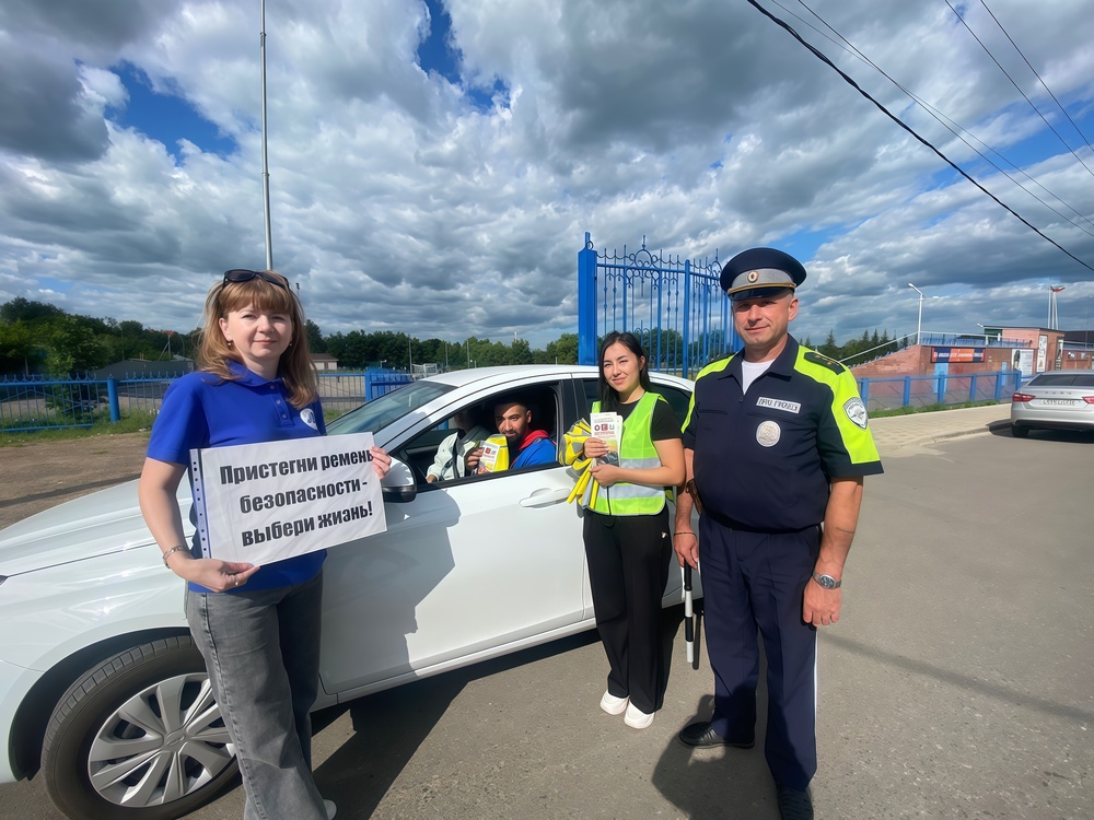 Не последнее дело в сохранении жизней на дорогах - это пропаганда безопасного поведения