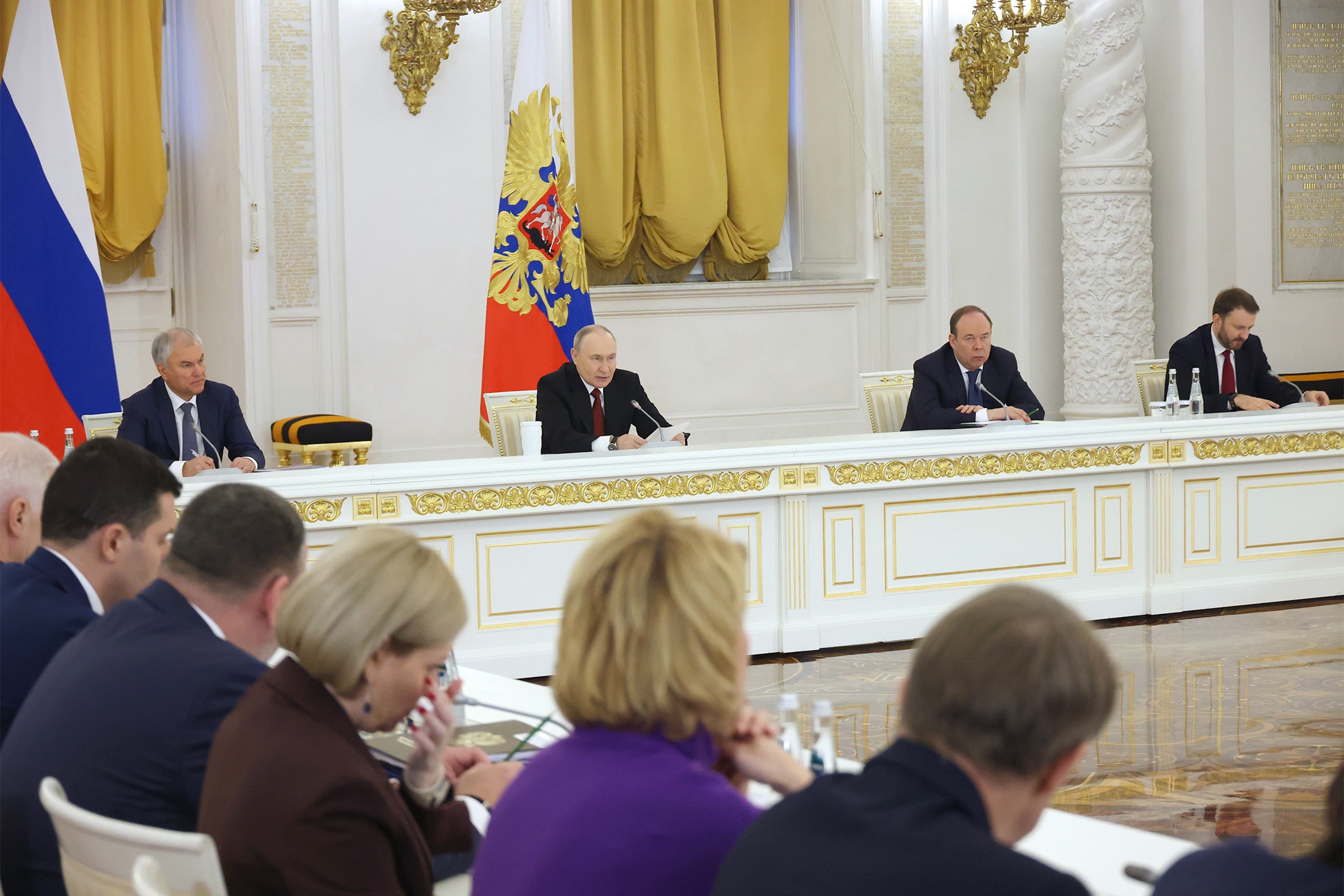 Конкурентным преимуществом человека президент считает умение работать в команде.