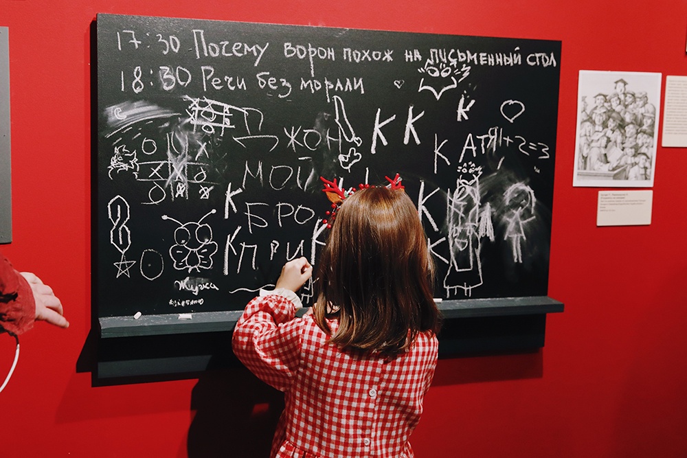 На выставке правят парадоксы - математиков, лингвистов и философов. 