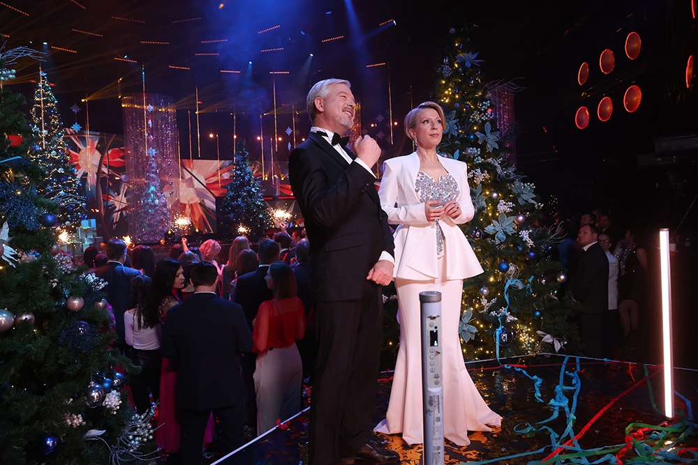 Новогоднее телевидение - это любимые телеведущие, к примеру Валдис Пельш и Яна Чурикова, и много неожиданных дуэтов.