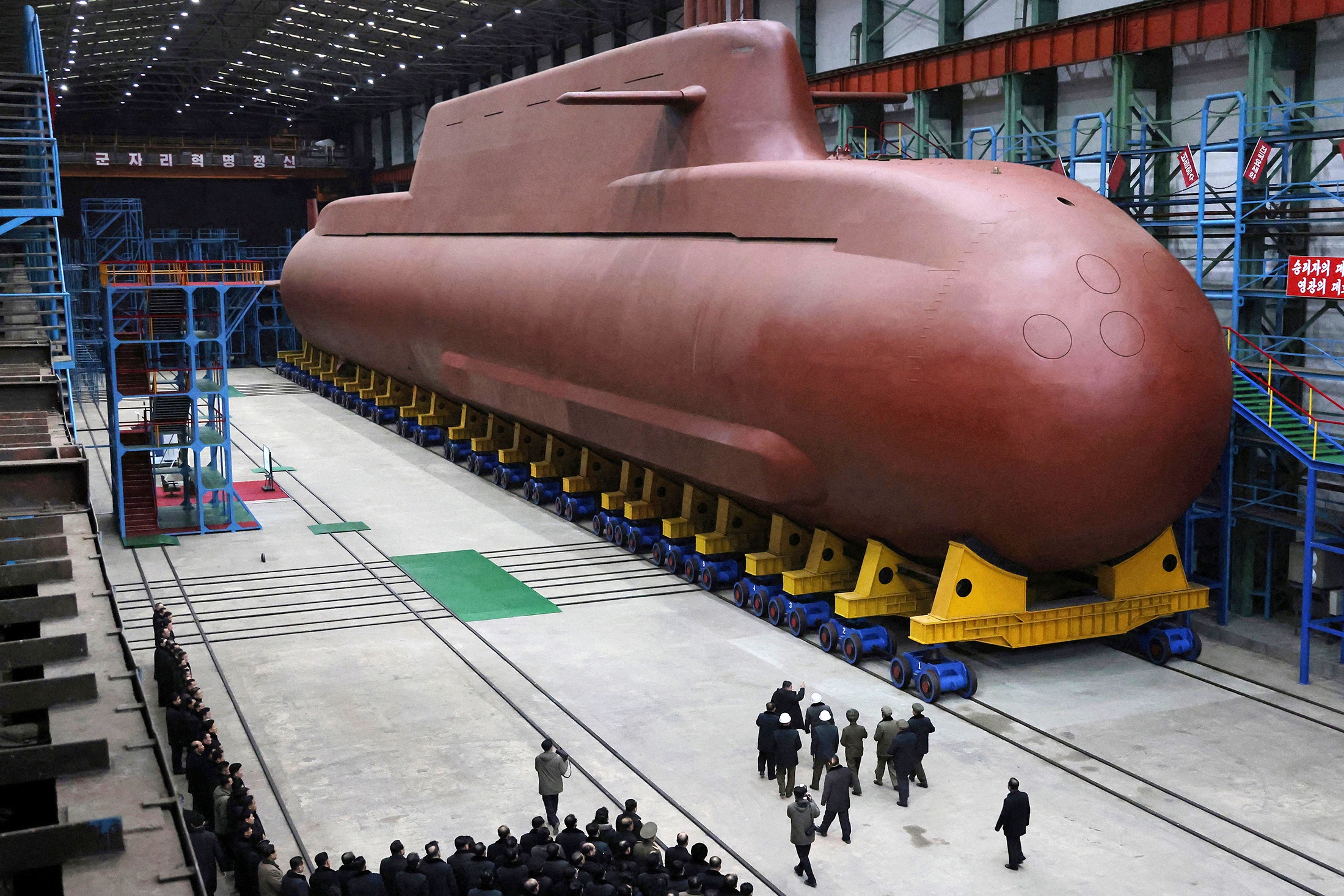 Северная Корея строит самую крупную атомную подводную лодку. Ее могут оснастить баллистическими ракетами.