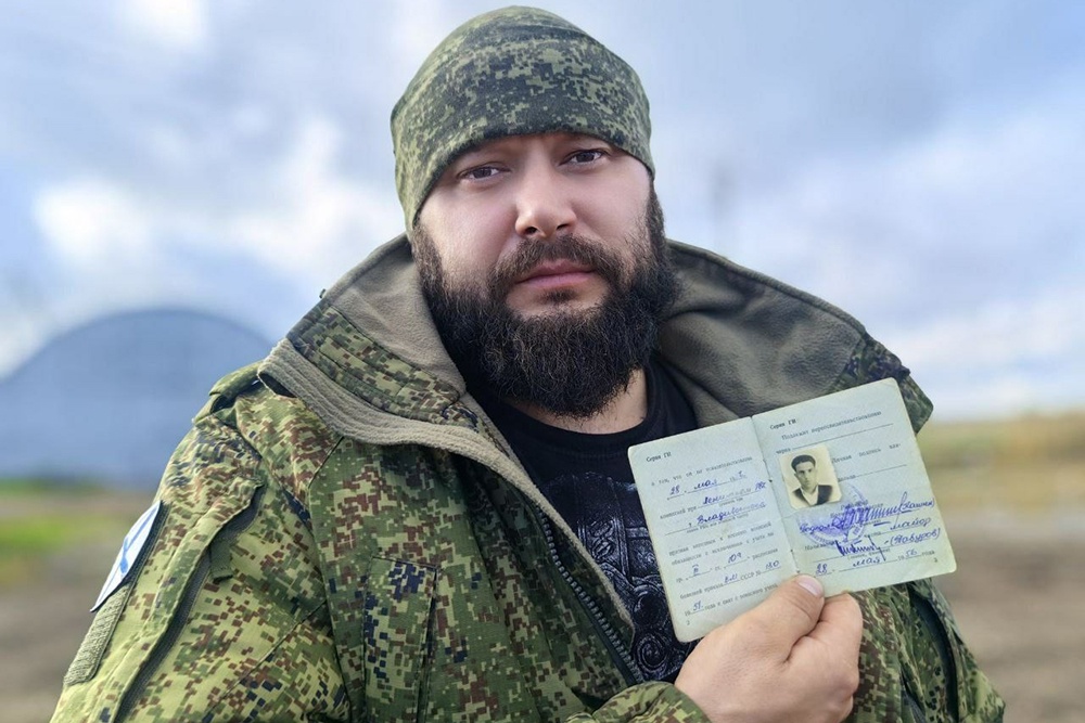 Морпех 40-й камчатской бригады Тихоокеанского флота Александр Яремко, находясь в отпуске после ранения, нашел медкнижку деда, из которой узнал, что во время Великой Отечественной войны тот служил в 70-й бригаде морской пехоты. Выяснились и другие интересные параллели. Константин Яремко ушел на фронт в мае 1942-го, его внук - в мае 2022- го. Оба - на должности стрелков. Дед умер в 2000 году - загноилась старая фронтовая рана от осколка, оставшегося в левой ноге. У Александра после ранения в левой ноге тоже остался осколок - врачи решили не вынимать его. Временной интервал между ранениями деда и внука также составляет ровно 80 лет.