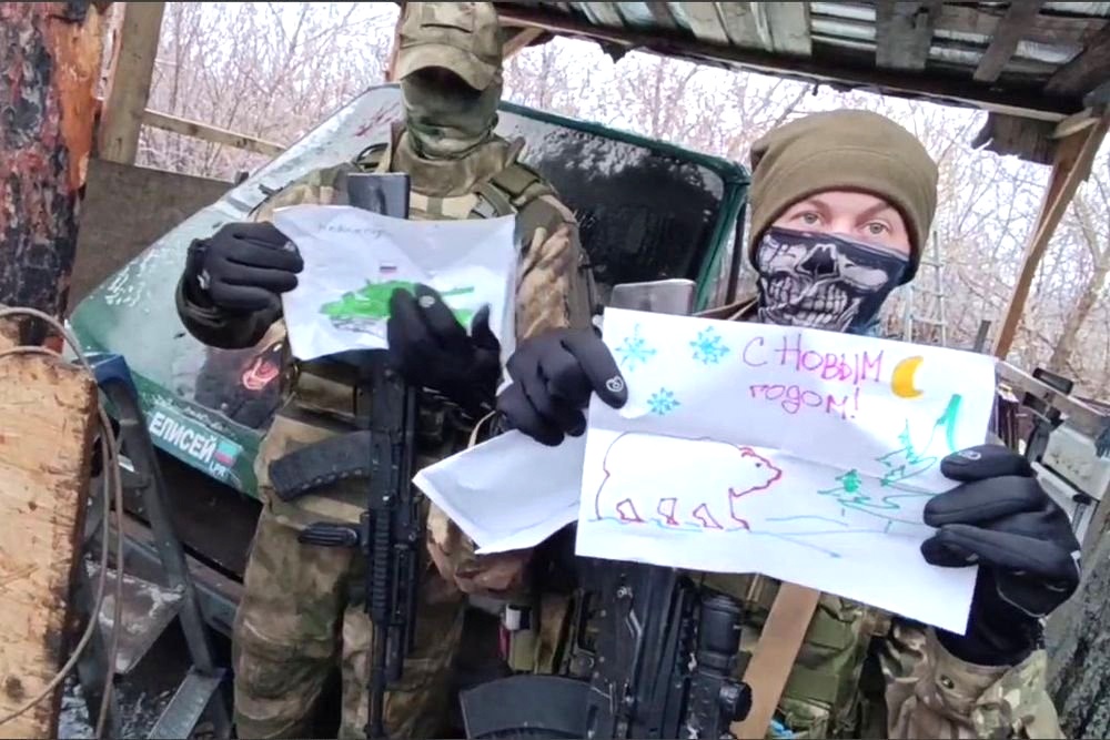 Дети отправляют воинам трогательные письма, рисунки, печенье и конфеты.