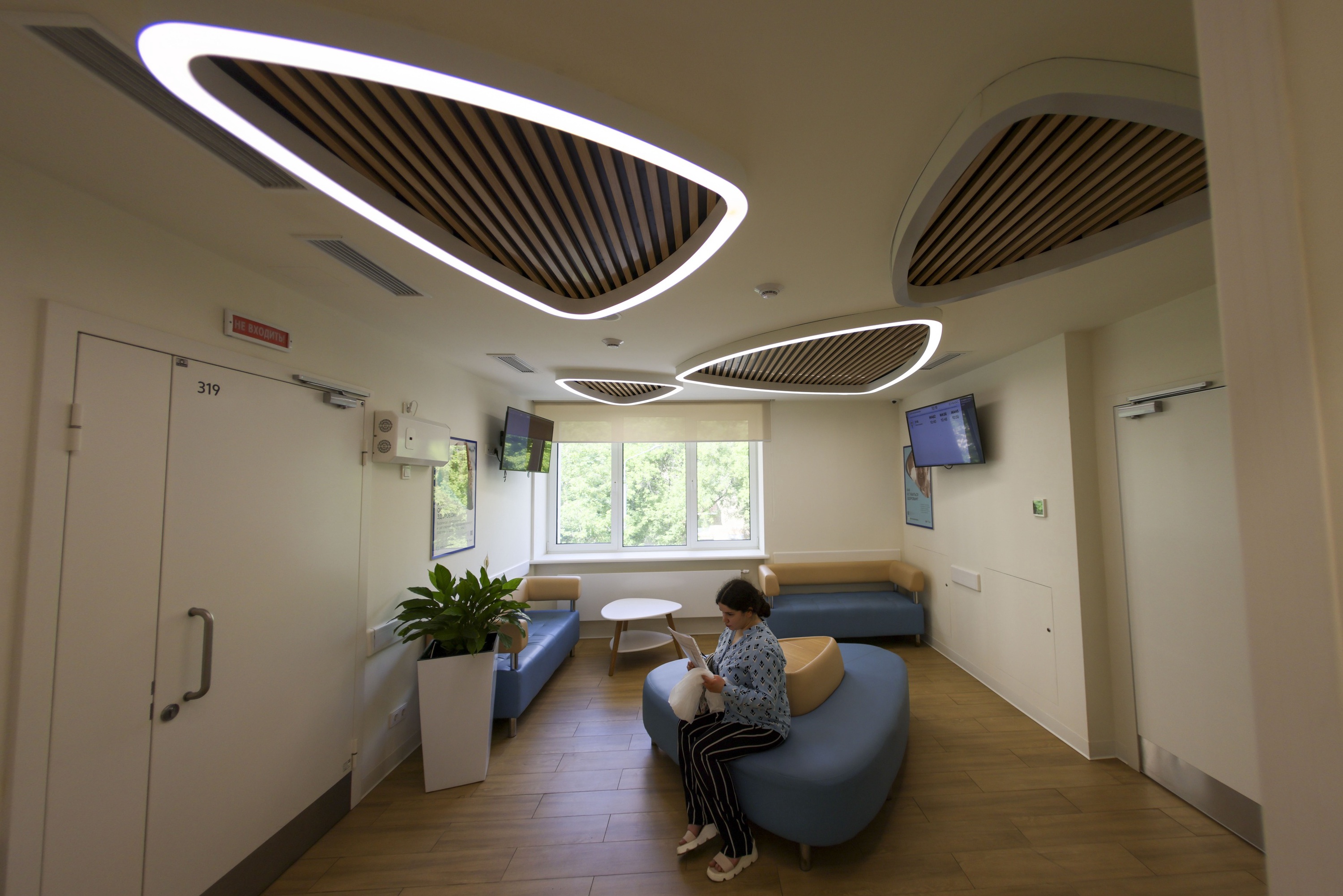 В новых поликлиниках приятный интерьер и хорошее освещение. Лечиться здесь очень комфортно.