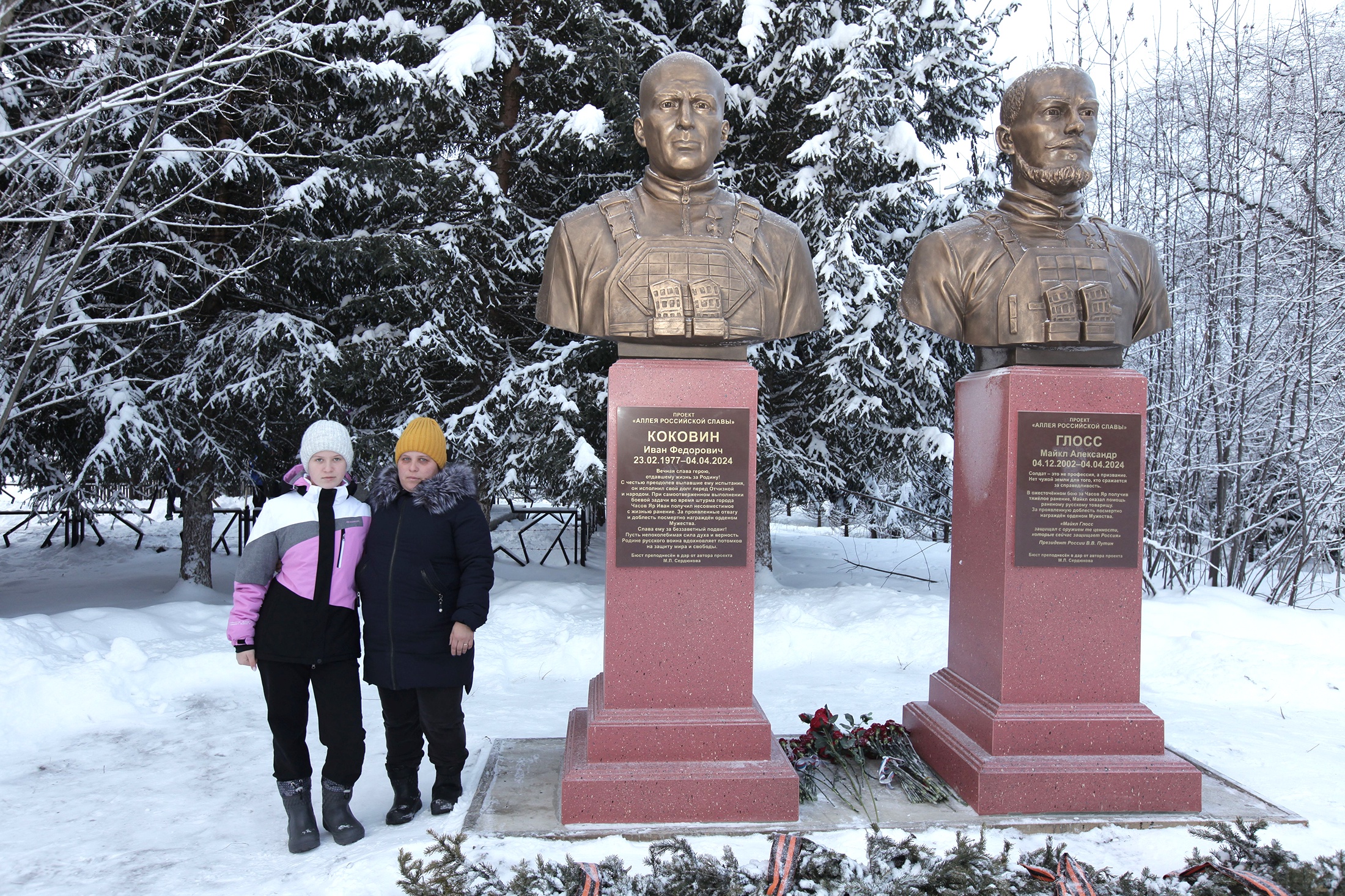 Вдова Ивана Анна с дочкой Таней каждый день приходят к памятнику и подолгу стоят, обнявшись.