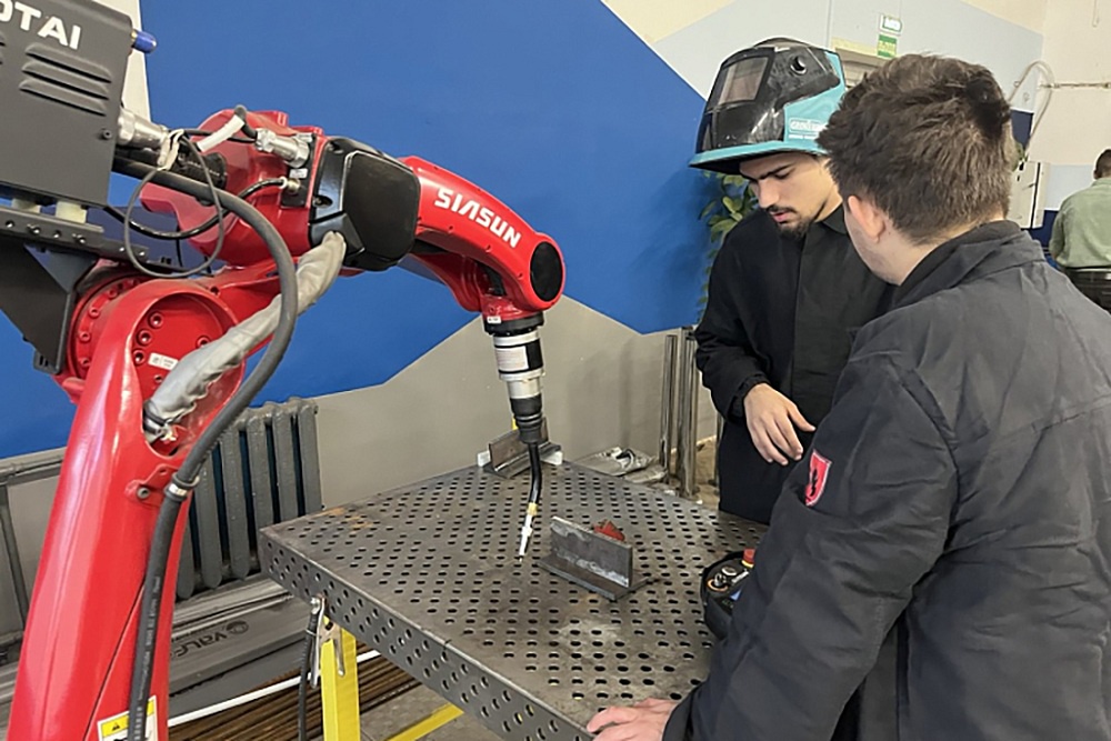 Автоматизация промышленных процессов дает повышение производительности и безопасности за счет сокращения ручного труда.