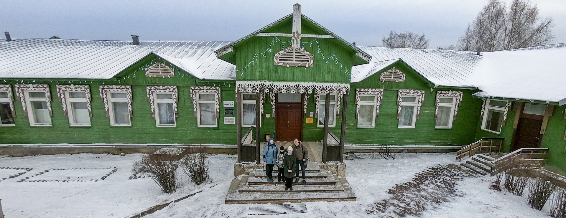 Ученики и учителя в Нежитине шутят: "Зимой и летом - одним цветом. Это о нашей родной школе".