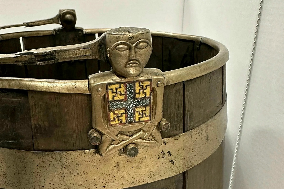 Ведро было изготовлено из прочного тисового дерева, его усилили бронзовой фурнитурой. Также к сосуду прикрепили фигуру из бронзы, похожую на Будду.