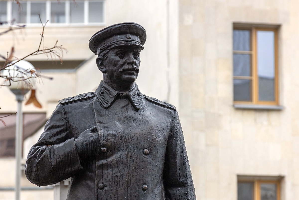 Интересная схема позволила оставить памятник Сталину на месте, не нарушая закон.