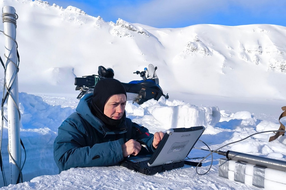 Мониторинг вечной мерзлоты нужен для обеспечения безопасности инфраструктуры, а также для изучения влияния изменения климата на криолитозону.