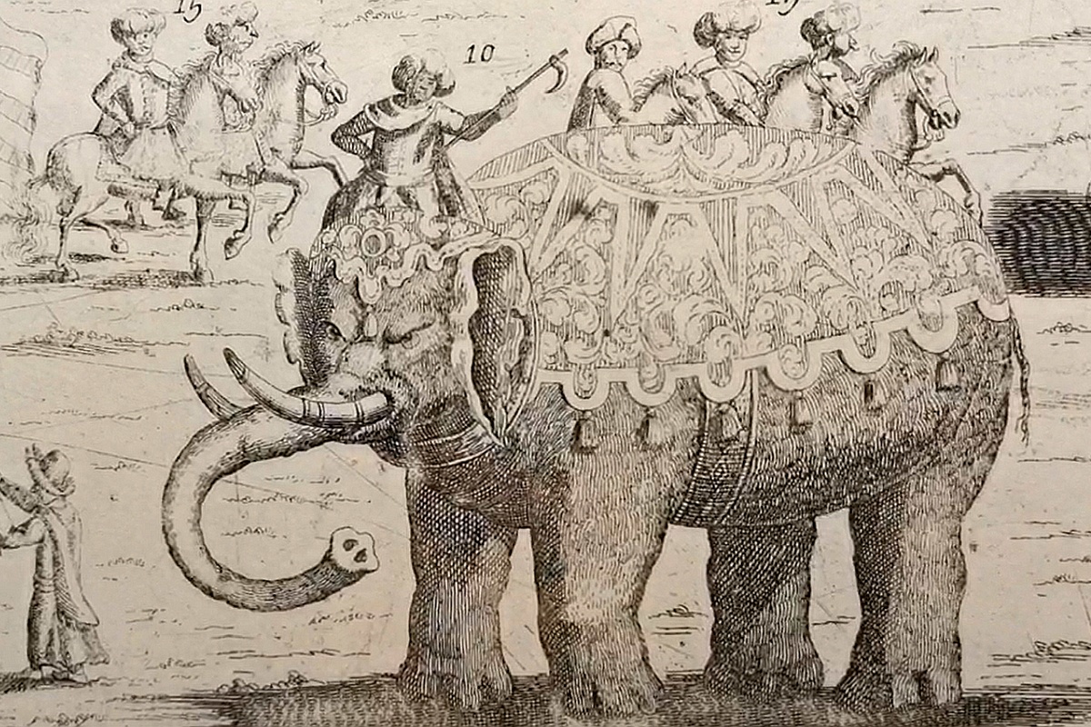 Огромный слон - подарок от персов - за 11 лет прошел всю европейскую часть страны с юга на север.