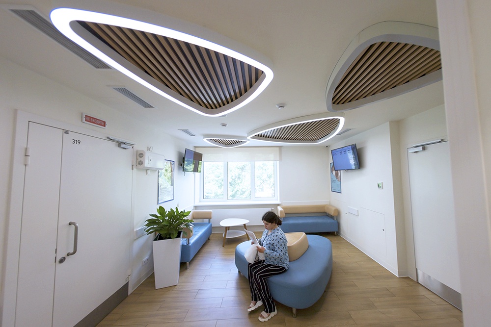 В новых поликлиниках приятный интерьер и хорошее освещение. Лечиться здесь очень комфортно.