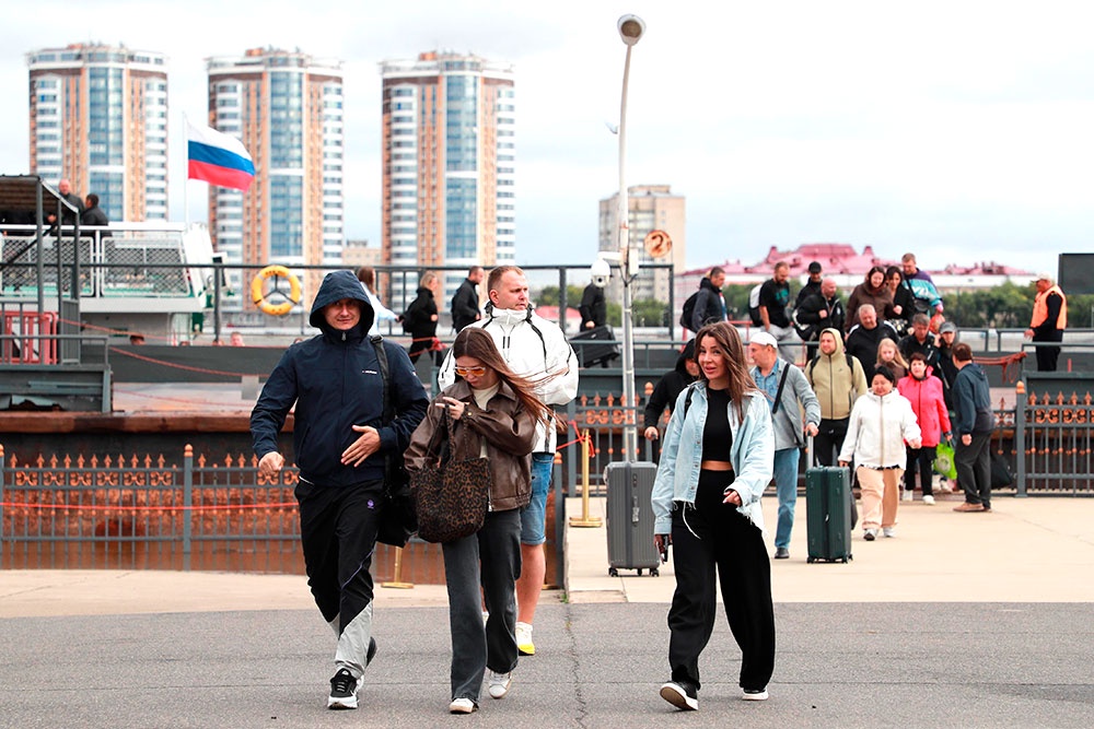 В порту Хэйхэ (провинция Хэйлунцзян) российские граждане проходят пограничный контроль при въезде в Китай по безвизовому режиму.