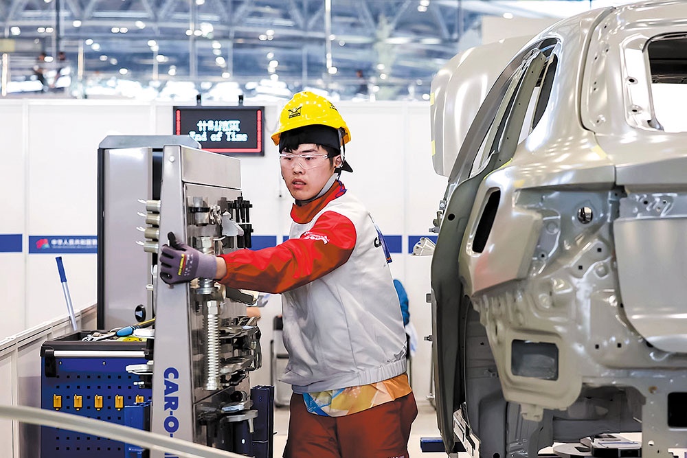 Участник соревнований выступает в категории "Окраска автомобилей" на третьем Конкурсе профессионального мастерства Китая в Чжэнчжоу, провинция Хэнань.