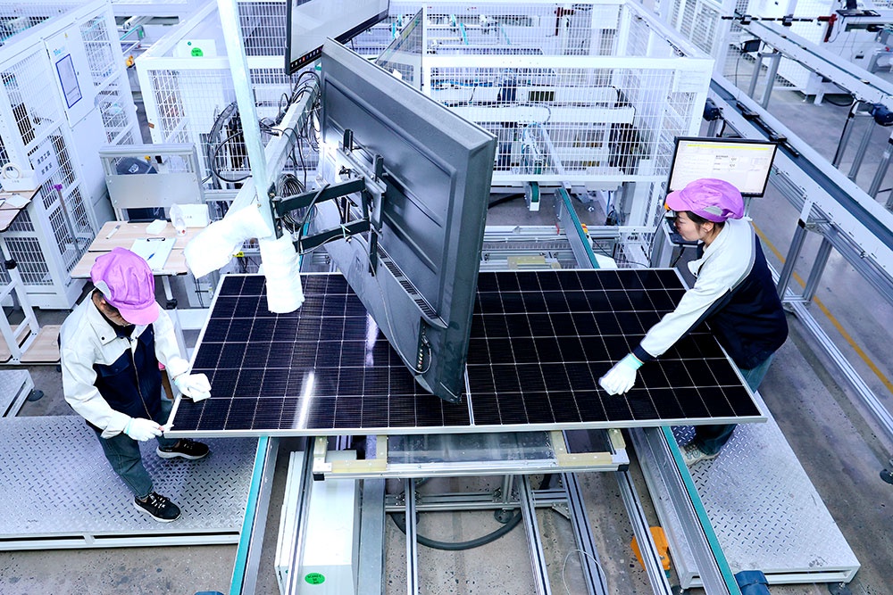 Производство солнечных панелей для зарубежных рынков в высокотехнологичном цехе одной из компаний в Суцяне, провинция Цзянсу.