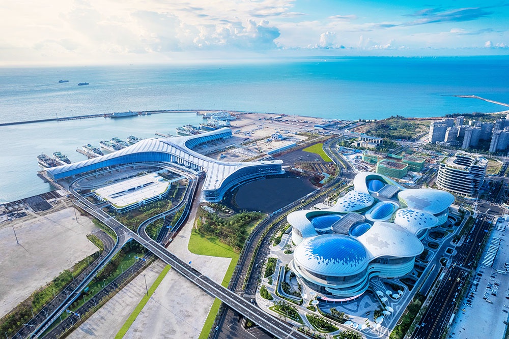 Международный дьюти-фри комплекс Haikou International Duty-Free City в городе Хайкоу, провинция Хайнань.