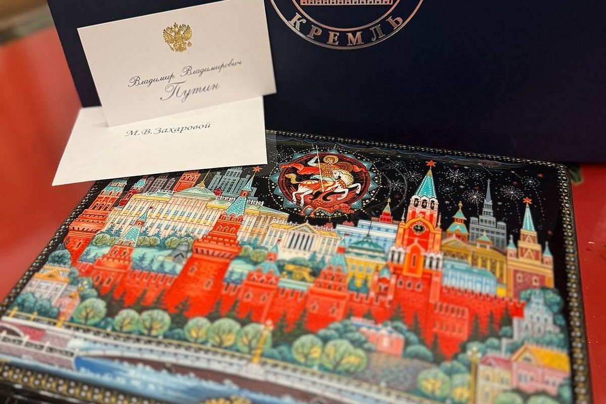 На крышке шкатулки изображен вид Кремля и Георгий Победоносец, есть надписи - Москва и Кремль.