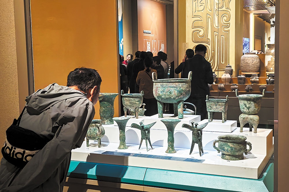 Посетители внимательно изучают артефакты в музее Иньсюй в Аньяне, провинция Хэнань.