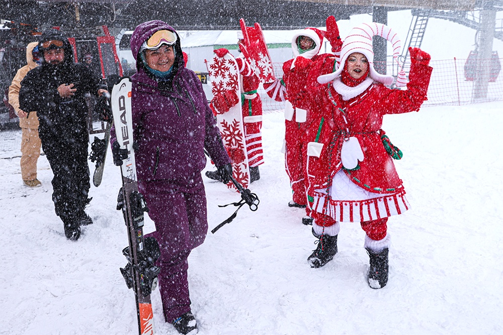 К восьми часам утра у касс собралась очередь из горнолыжников и сноубордистов.
