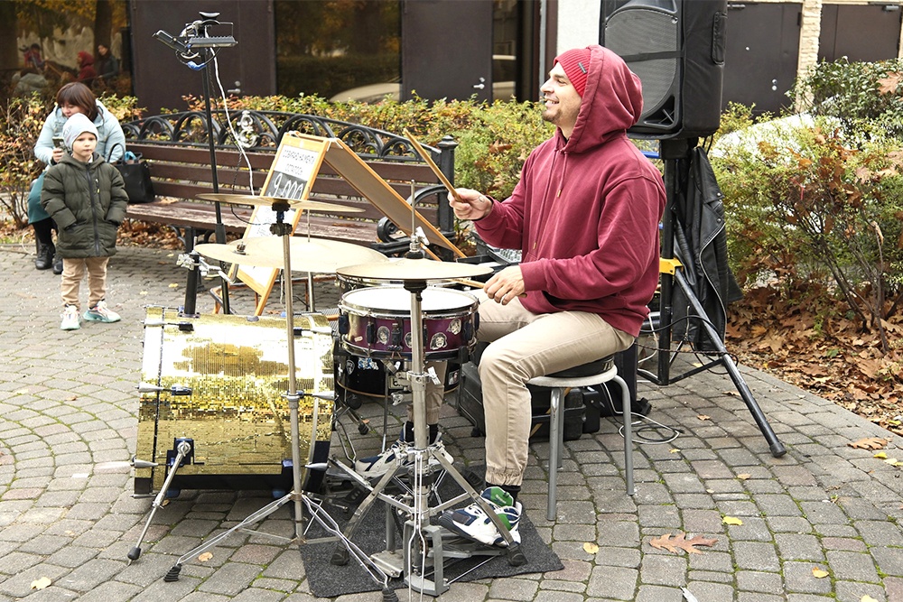 В хорошие дни возле барабанной установки Александра могут собраться от 50 до 100 человек и танцевать под зажигательные ритмы.