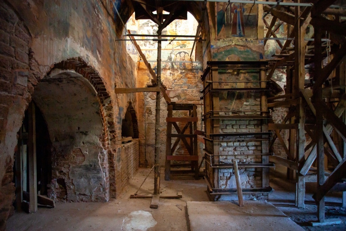 В Богоявленском соборе Авраамиева монастыря.