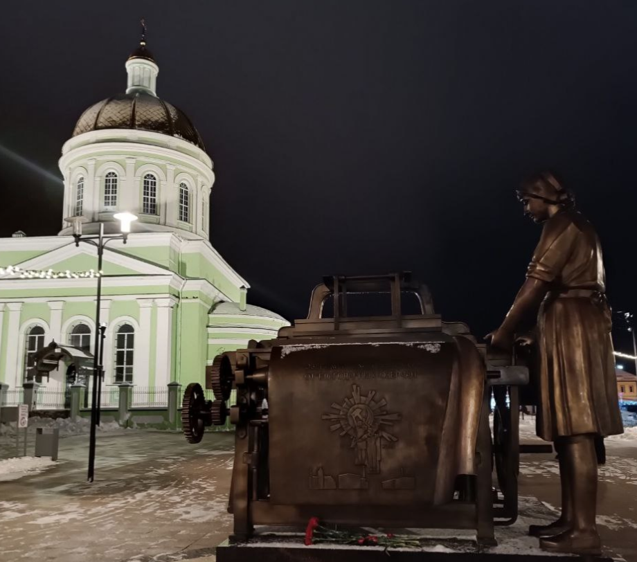 Памятник ткачихе у станка в Озерах.