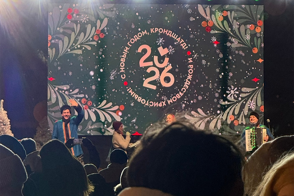 На огромном баннере на сцене красовалась надпись "Крондшатд". На огромном баннере на сцене красовалась надпись "Крондшатд".