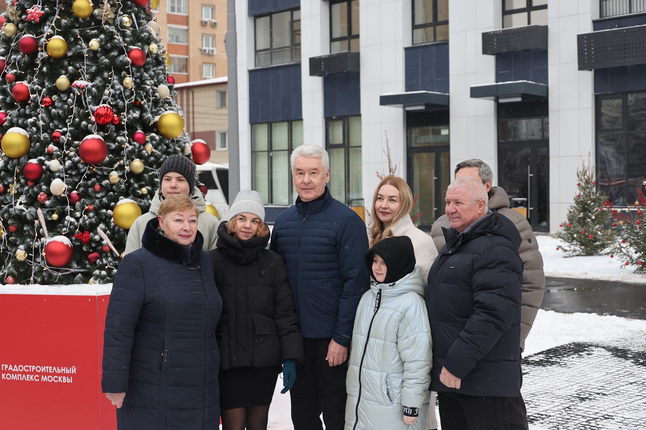 Собянин поздравил семью Екатерины Куклиной с новосельем по реновации: маму, папу, мужа и троих детей.