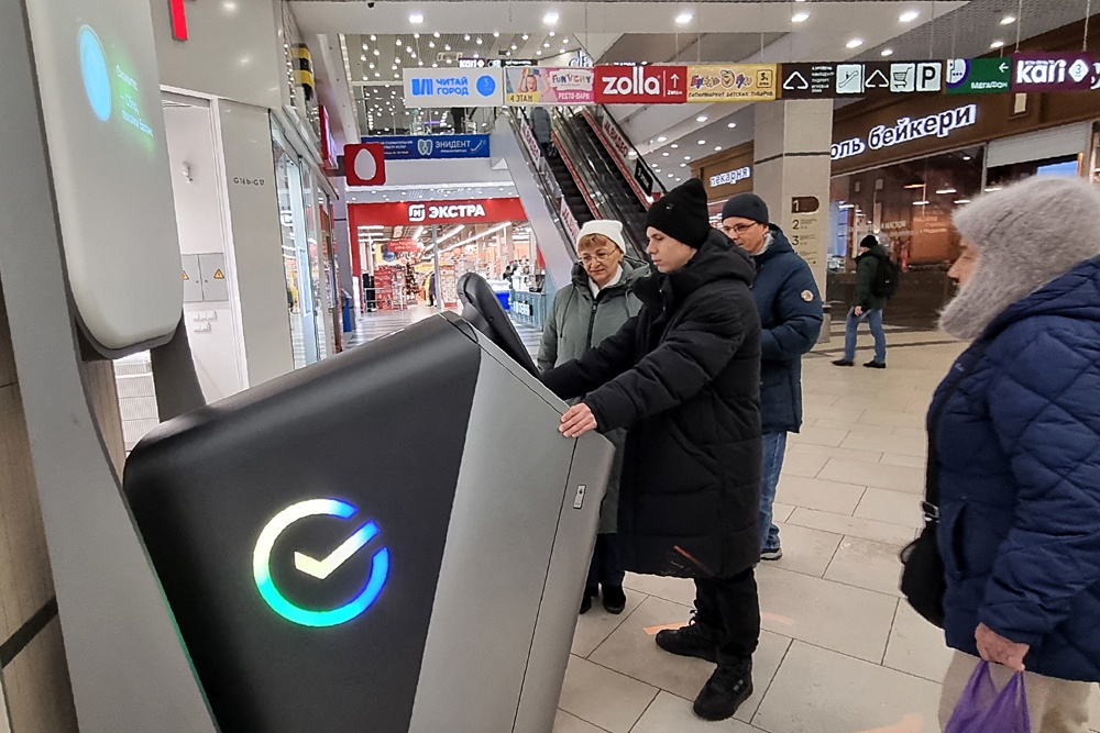 С суперсовременным банкоматом можно и поговорить, и узнать о состоянии своего здоровья. Впрочем, деньги он тоже выдает.