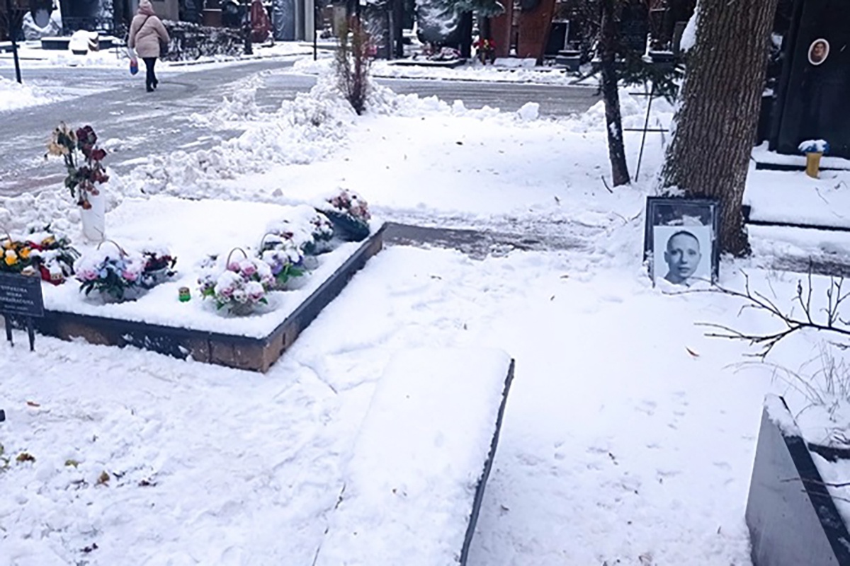 Портреты Инны Чуриковой и Глеба Панфилова воткнуты в снег у дерева. Один портрет заслоняет другой. Памятника на могиле актрисы нет.