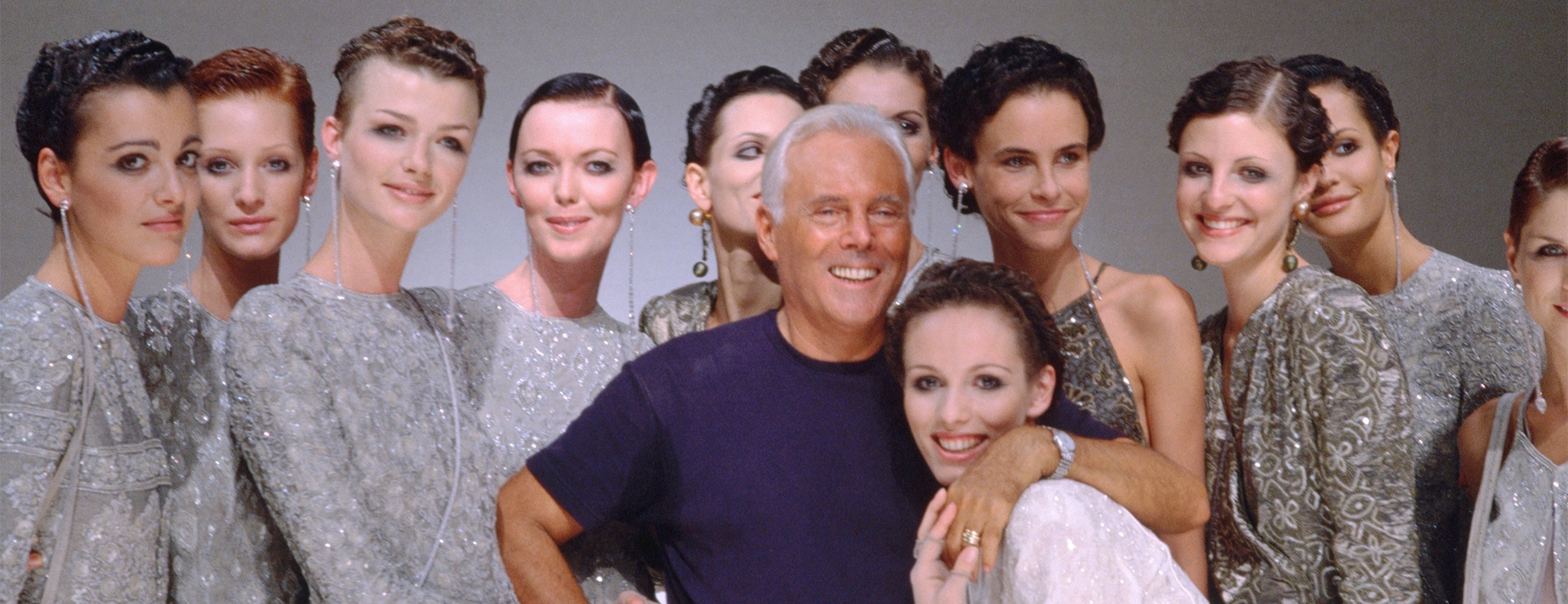 Джорджио Армани позирует для фотографий с группой моделей в Милане, Италия, 1995 г.