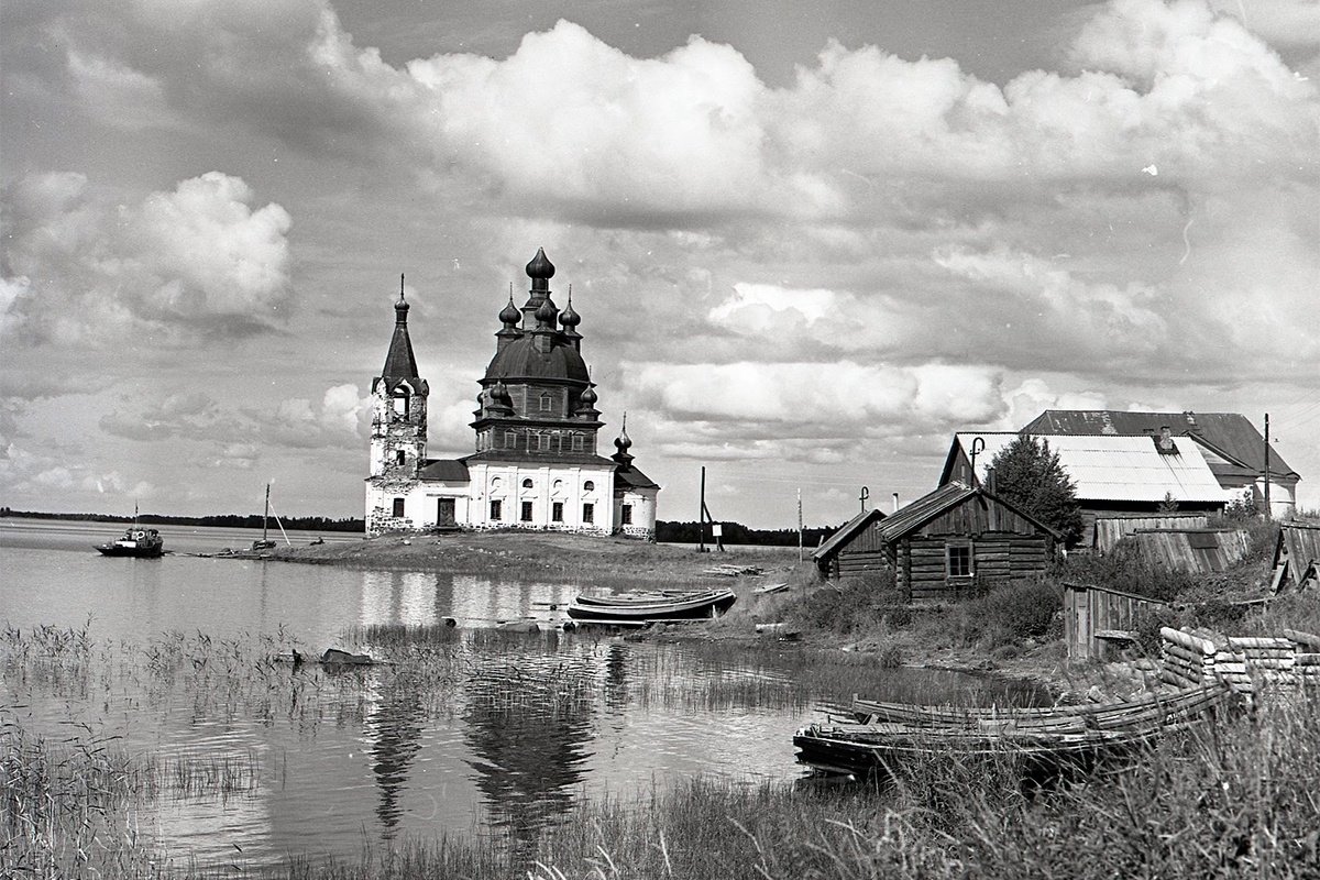 Пейзаж с видом храма Святого Николая Чудотворца в селе Сенная Губа на снимке 1978 года.