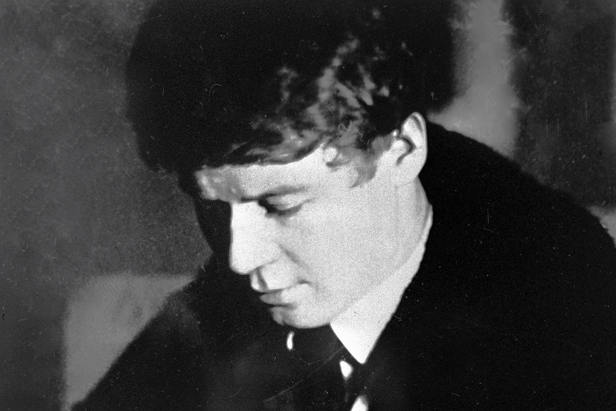 Версия убийства, а не самоубийства поэта появилась в перестроечные и 90-е годы для критики советской власти.