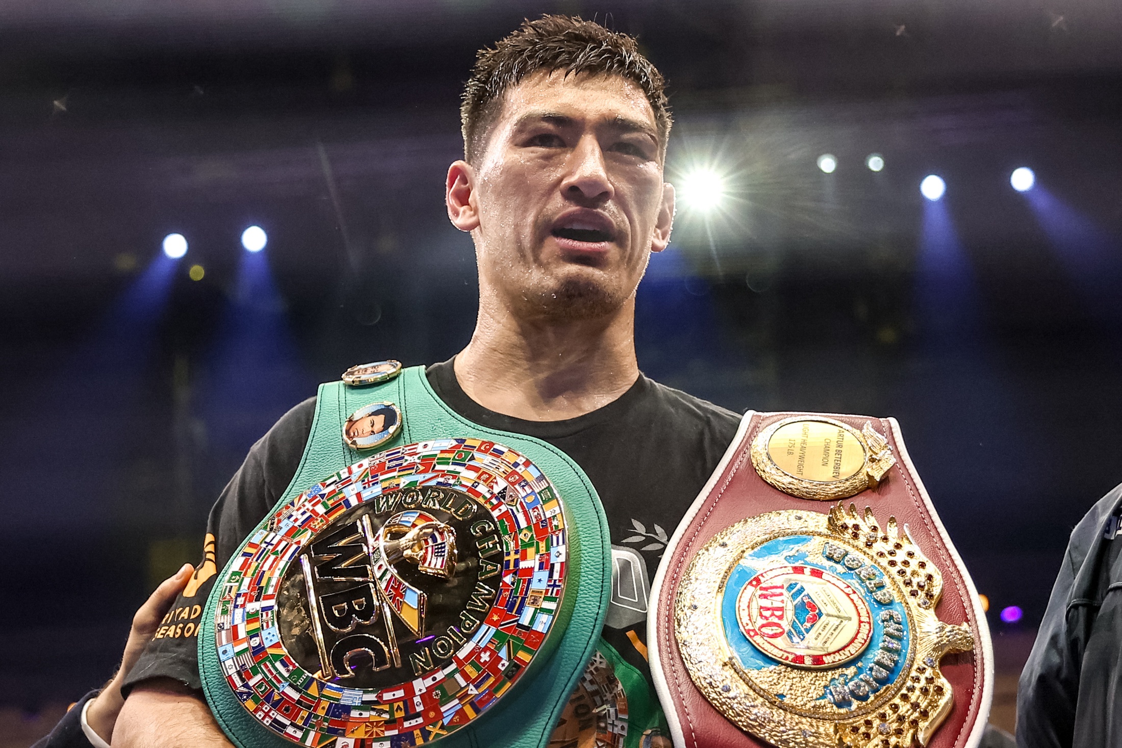 Дмитрий Бивол пока не до конца осознал, что стал абсолютным чемпионом мира. Но смотреть на пояса - приятно.