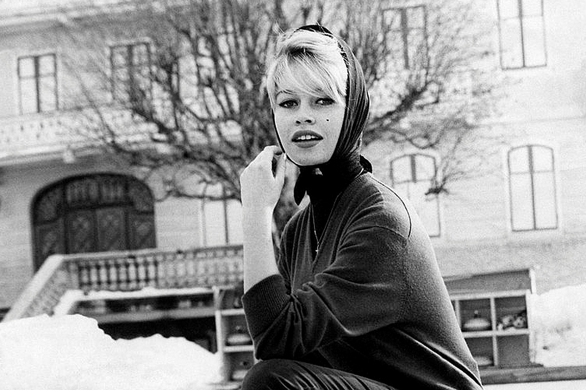 Советские кинематографисты опасались закрепившегося за Бардо статуса "секс-символа эпохи". На фото: актриса на площадке для керлинга, февраль 1958 года.