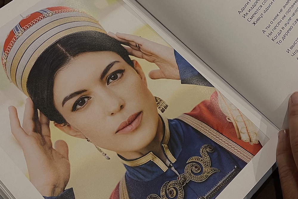 Залина активно продвигает национальную кухню и традиции своей родины. Она написала о них книгу, посвятив ее своей любимой бабушке.