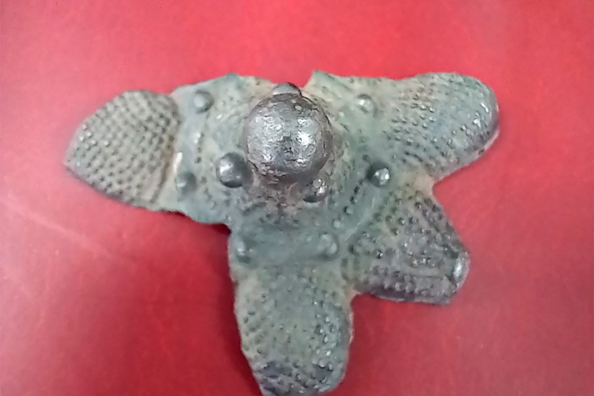 Такие украшения традиционно делали из серебра и украшали зернью - узором из мелких серебряных шариков.