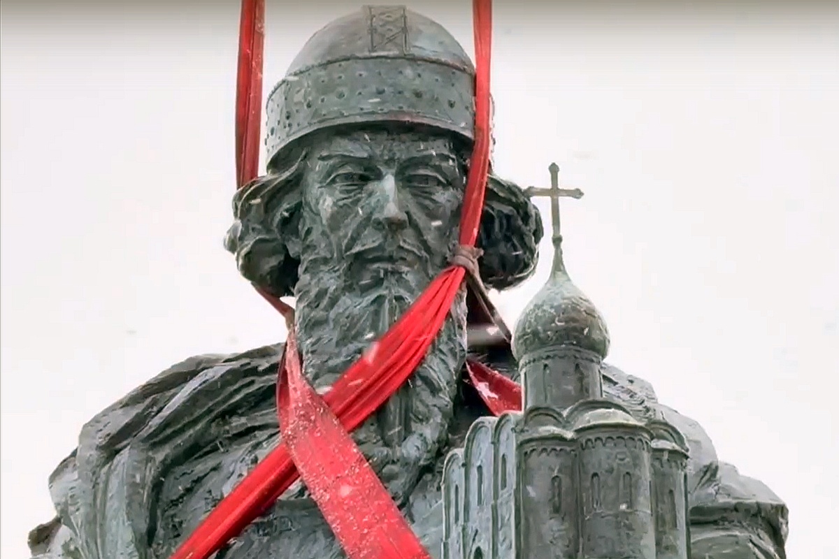 Монумент во время монтажа во Владимире.