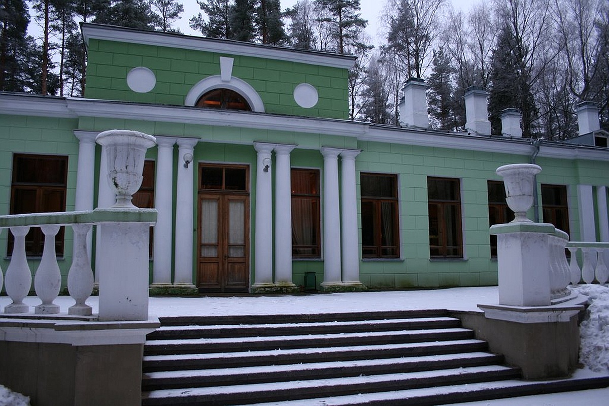 Сегодня сталинская дача на Валдае входит в состав резиденции Президента РФ. Сегодня сталинская дача на Валдае входит в состав резиденции Президента РФ.