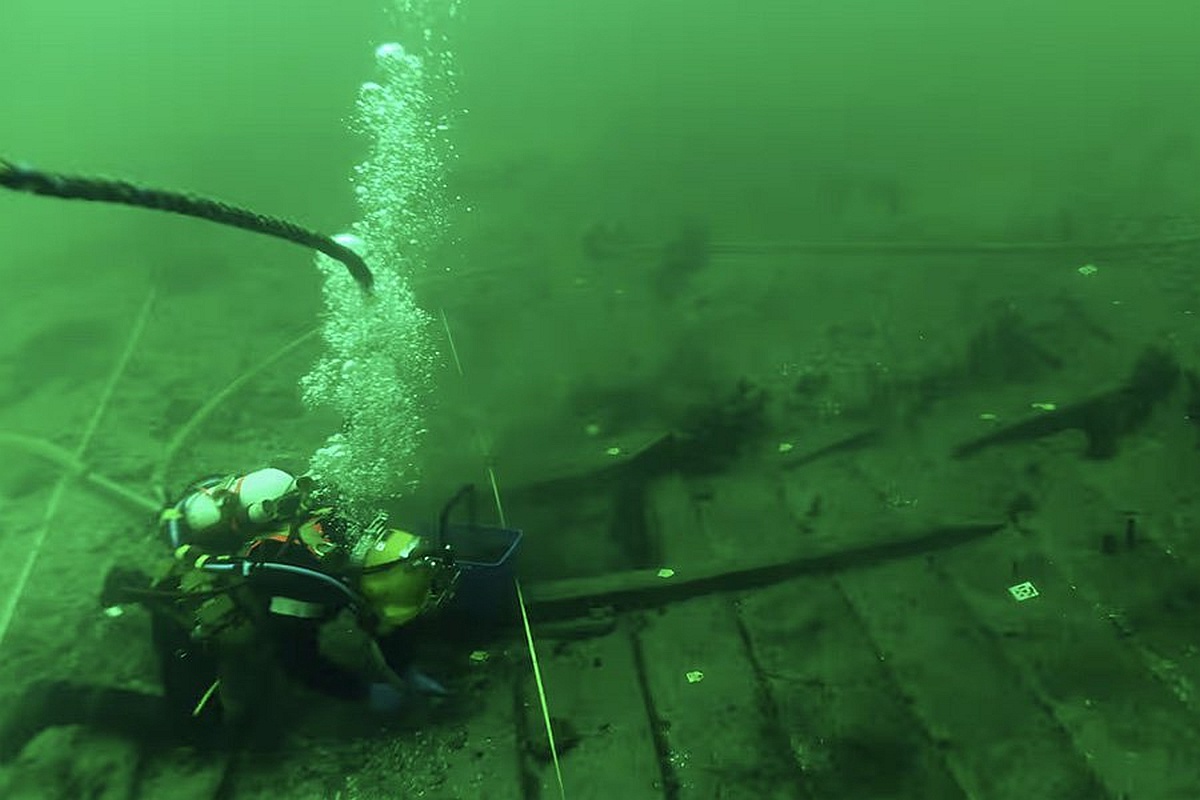 Огромный корабль 600 лет берег личные вещи моряков.