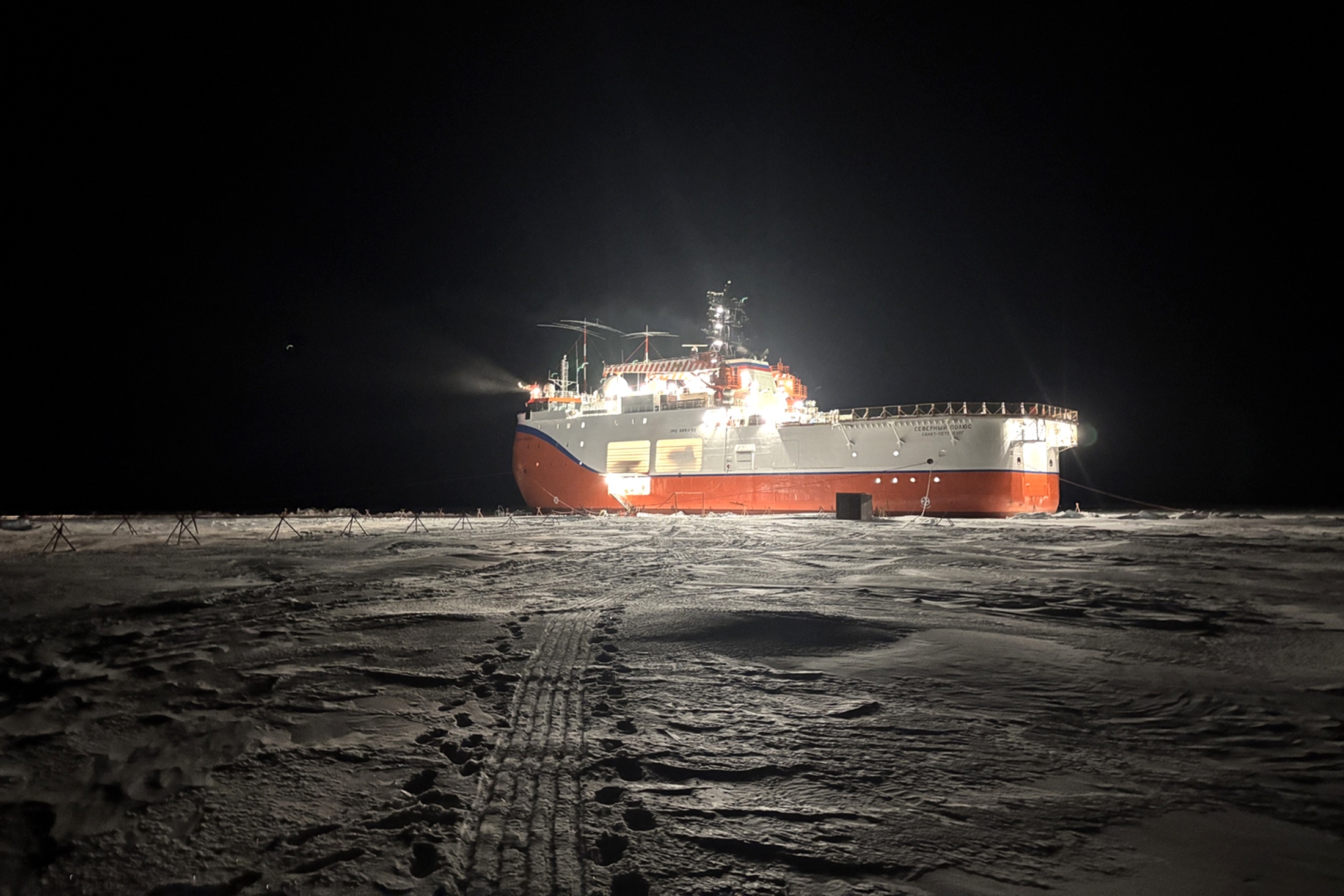 Научно-экспедиционное судно "Северный полюс" на льдине для полярников и дом, и лаборатория.